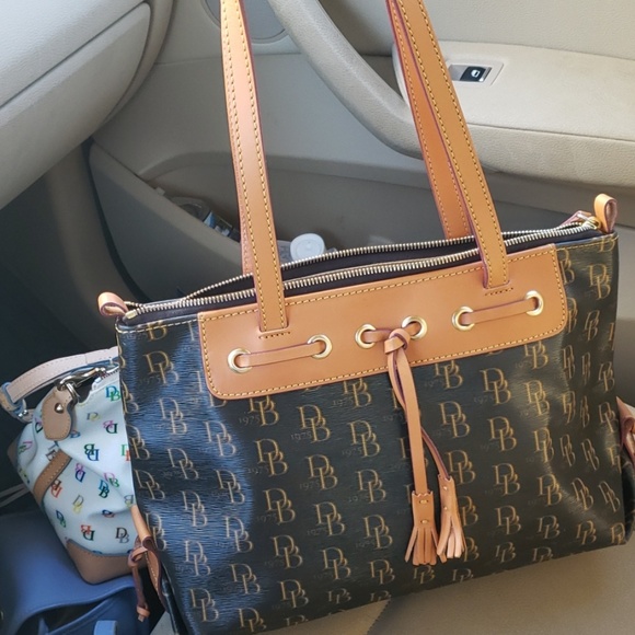 Dooney & Bourke handbag - Picture 2 of 8